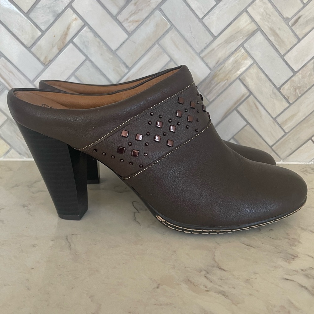 NWOT Eurosoft by Sofft Brown Studded Leather Mules Clogs Women’s Size 9.5